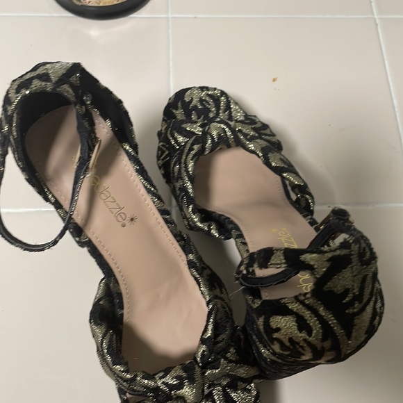Size 7.5 heels from Shoe dazzle black and Gold - Picture 4 of 4